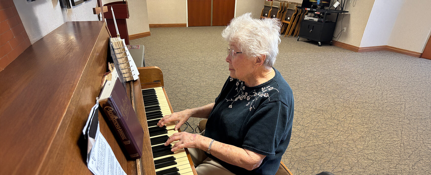 Jean Fleck playing piano