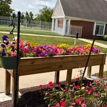HPC huntington flower planter with blooming flowers
